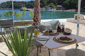 Se sirven desayunos, almuerzos y cenas; cocina local e internacional