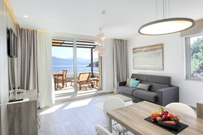 Premium-suite - 1 soveværelse - balkon - havudsigt | Opholdsområde | Fladskærms-tv