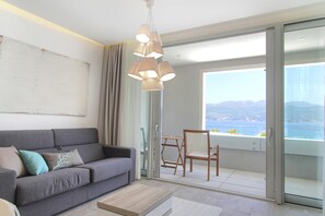 Suite, 2 habitaciones, balcón, vistas al mar | Zona de estar | Una televisión de pantalla plana