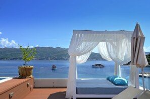 Una piscina al aire libre de temporada