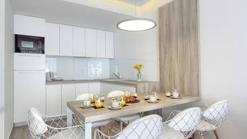 Suite Premium, 2 habitaciones, balcón, vista al mar | Cocina privada | Refrigerador, microondas, parrilla de estufa y lavavajillas
