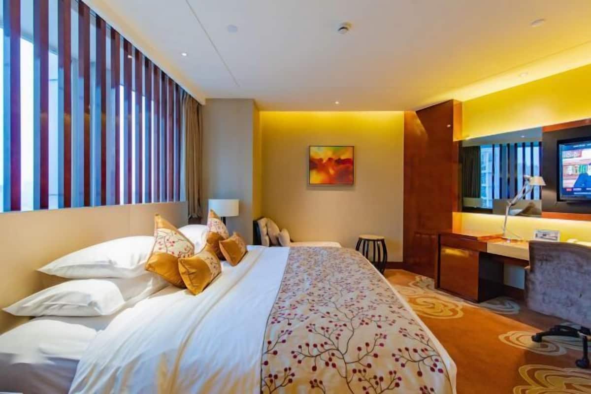 Down comforters, minibar, in-room safe, desk