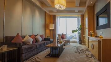 Suite Deluxe | Copriletto in piuma, minibar, una cassaforte in camera, una scrivania