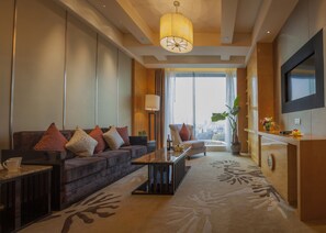 Deluxe Suite | Down duvets, minibar, in-room safe, desk - Felton Grand Hotel Chengdu (Chengdu)