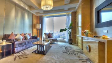 Suite Deluxe | Sala de estar | Una televisión LCD