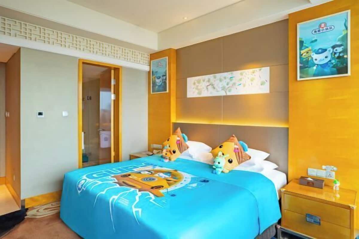 1 bedroom, down duvets, minibar, in-room safe