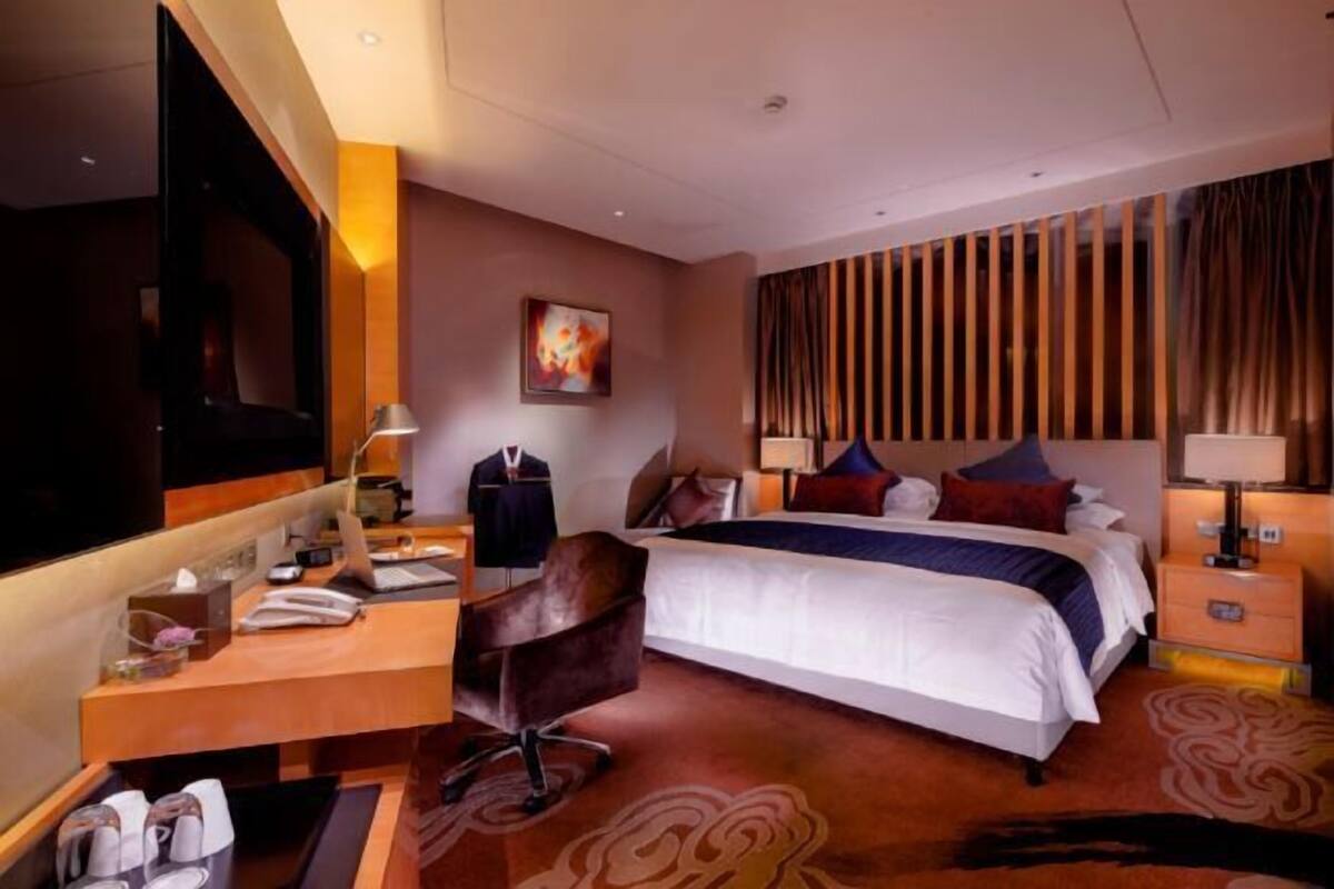 1 bedroom, down duvets, minibar, in-room safe