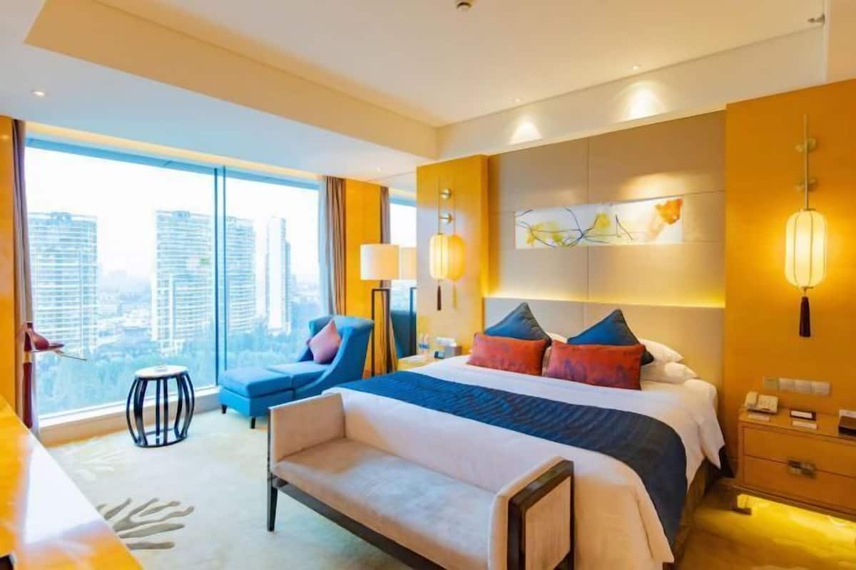 Down comforters, minibar, in-room safe, desk