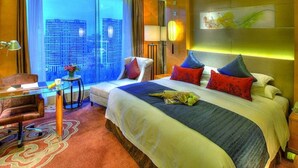 A modern hotel room with a large bed, a desk, and a view of the city. - Felton Grand Hotel Chengdu (Chengdu)
