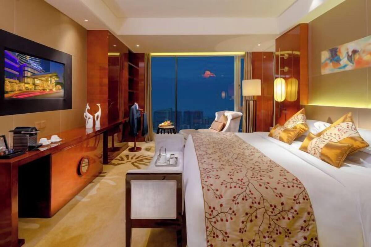 Down comforters, minibar, in-room safe, desk