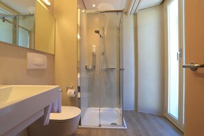 Twin kamer, balkon (Lateral view) | Badkamer | Gratis toiletartikelen, een haardroger, handdoeken