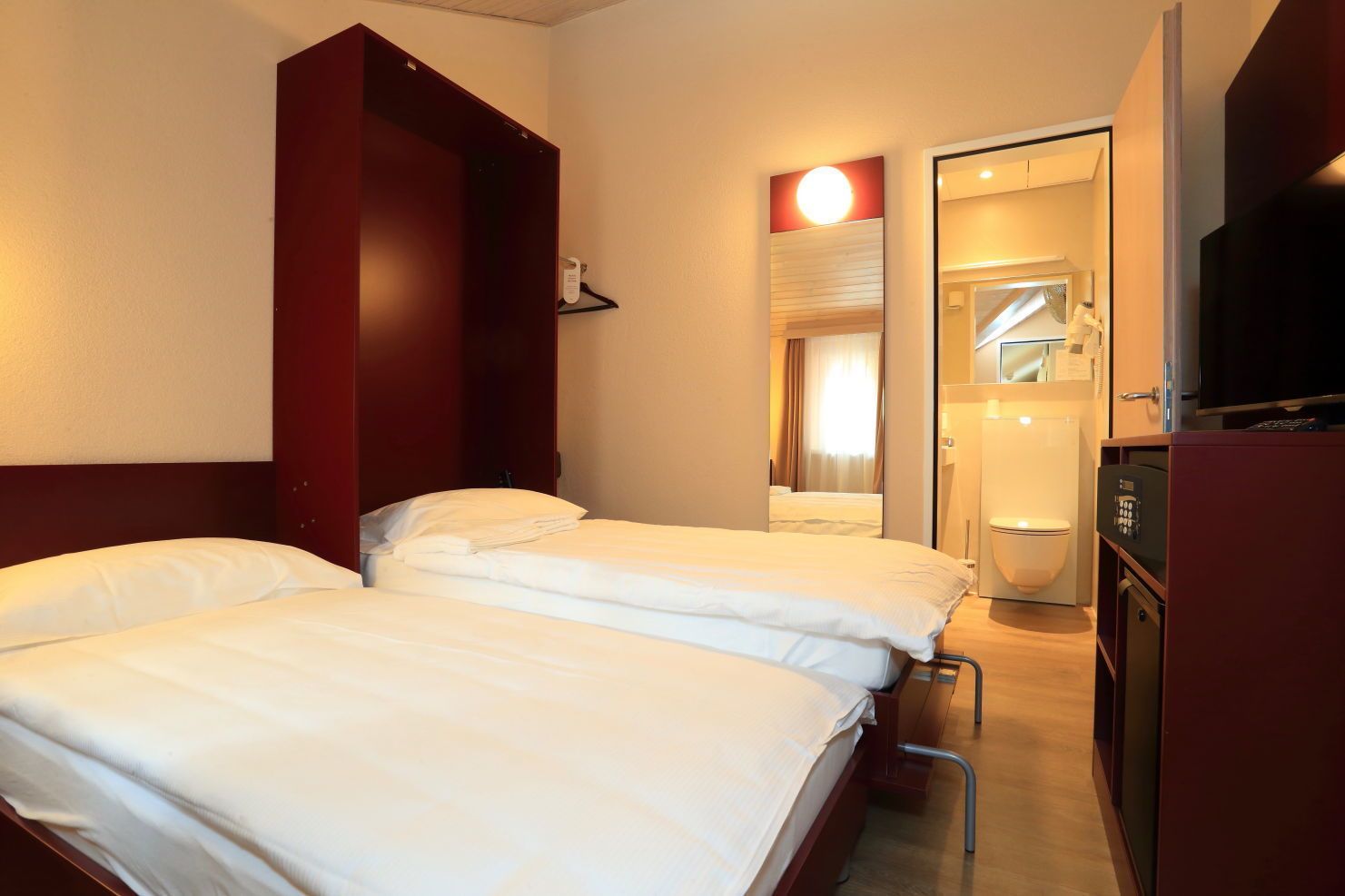 basic single room | in-room safe, desk, free wifi, bed sheets