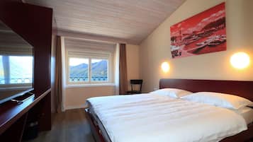 Camera con 2 letti singoli, 1 camera da letto, vista lago | Una cassaforte in camera, una scrivania, Wi-Fi gratuito, lenzuola