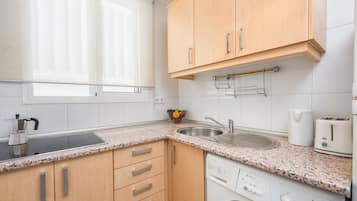 Apartamento económico, 1 habitación | Cocina privada | Frigorífico grande, microondas, placa de cocina y cafetera o tetera