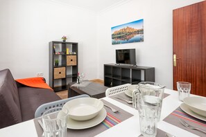 Economy Apartment, 1 Bedroom | In-room dining