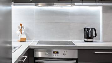 Elite Apartment, 1 Queen Bed with Sofa bed, Balcony | Private kitchen | Fridge, microwave, oven, stovetop