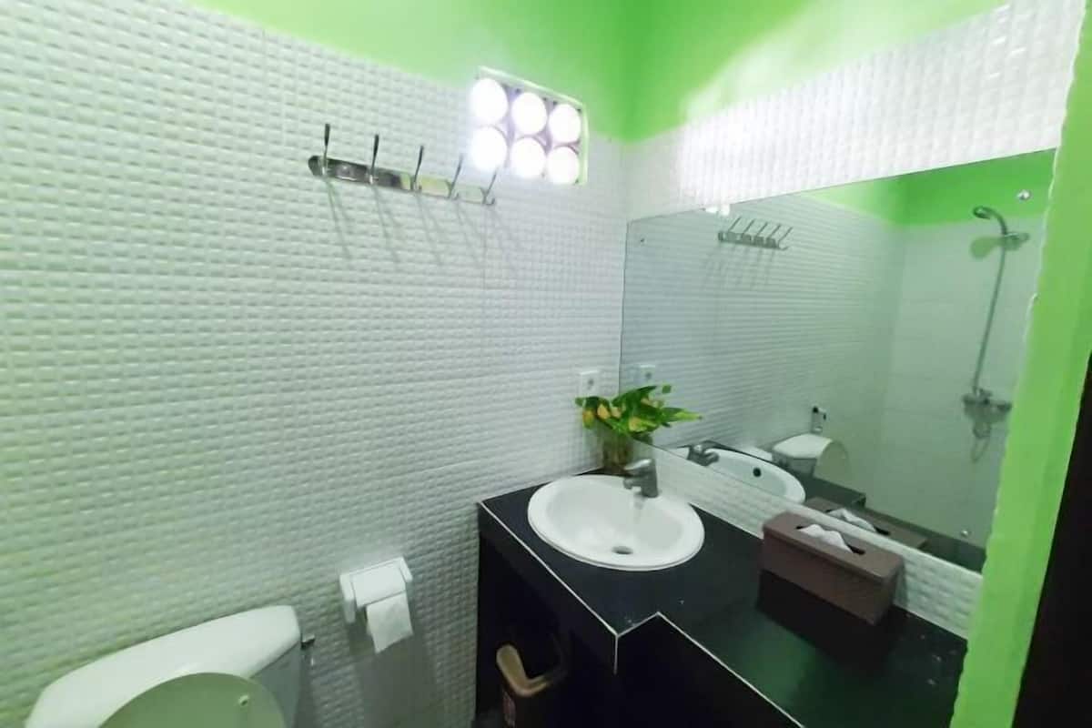 Bathroom | Free toiletries, bidet, towels, soap