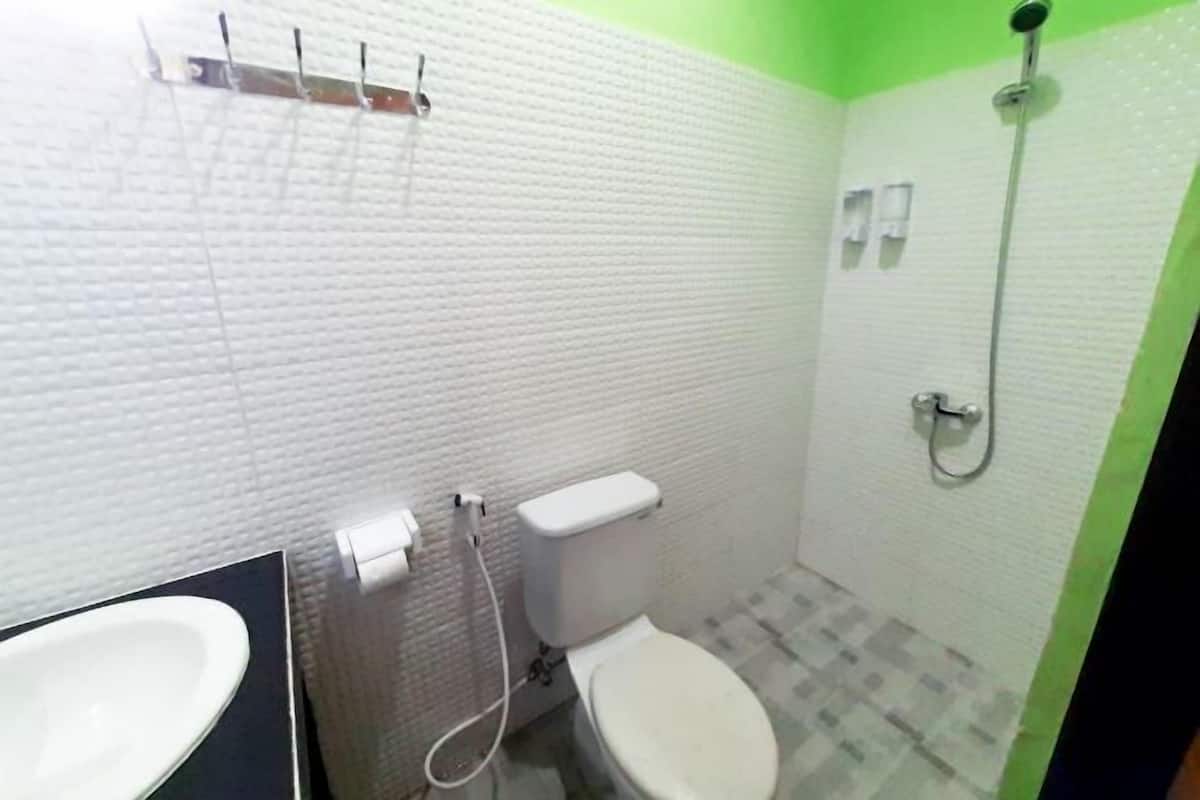 Bathroom | Free toiletries, bidet, towels, soap