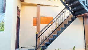 Eine Treppe mit einem Schild darüber, auf dem 'The Legion 777' steht.