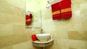 Standard-Doppel- oder -Zweibettzimmer | Waschbecken im Bad