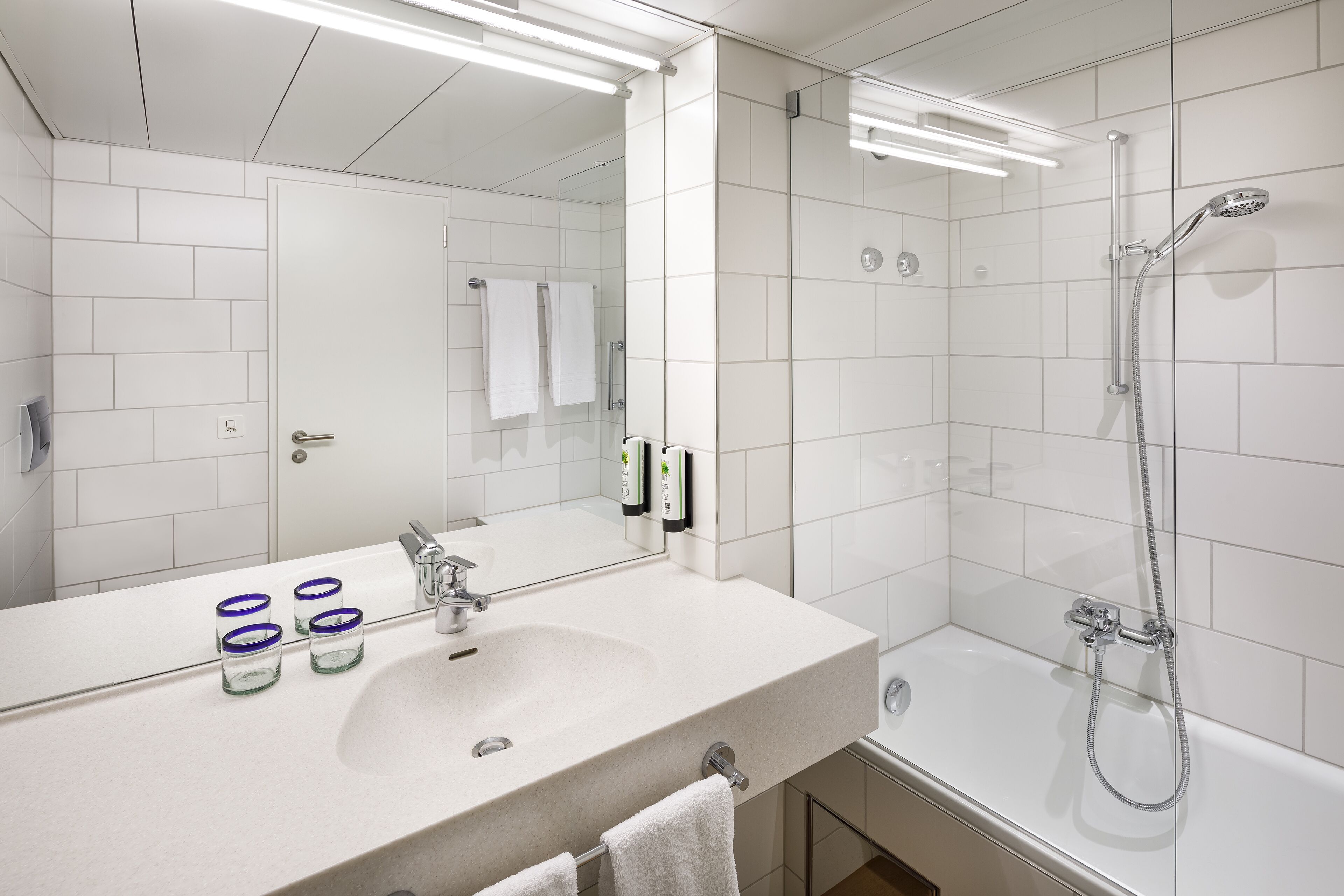 comfort double room | bathroom | bathtub, free toiletries, hair dryer, towels