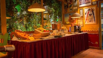 Daily buffet breakfast (CHF 25 per person)