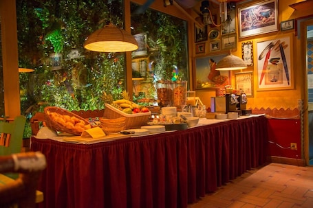 Daily buffet breakfast (CHF 25 per person)