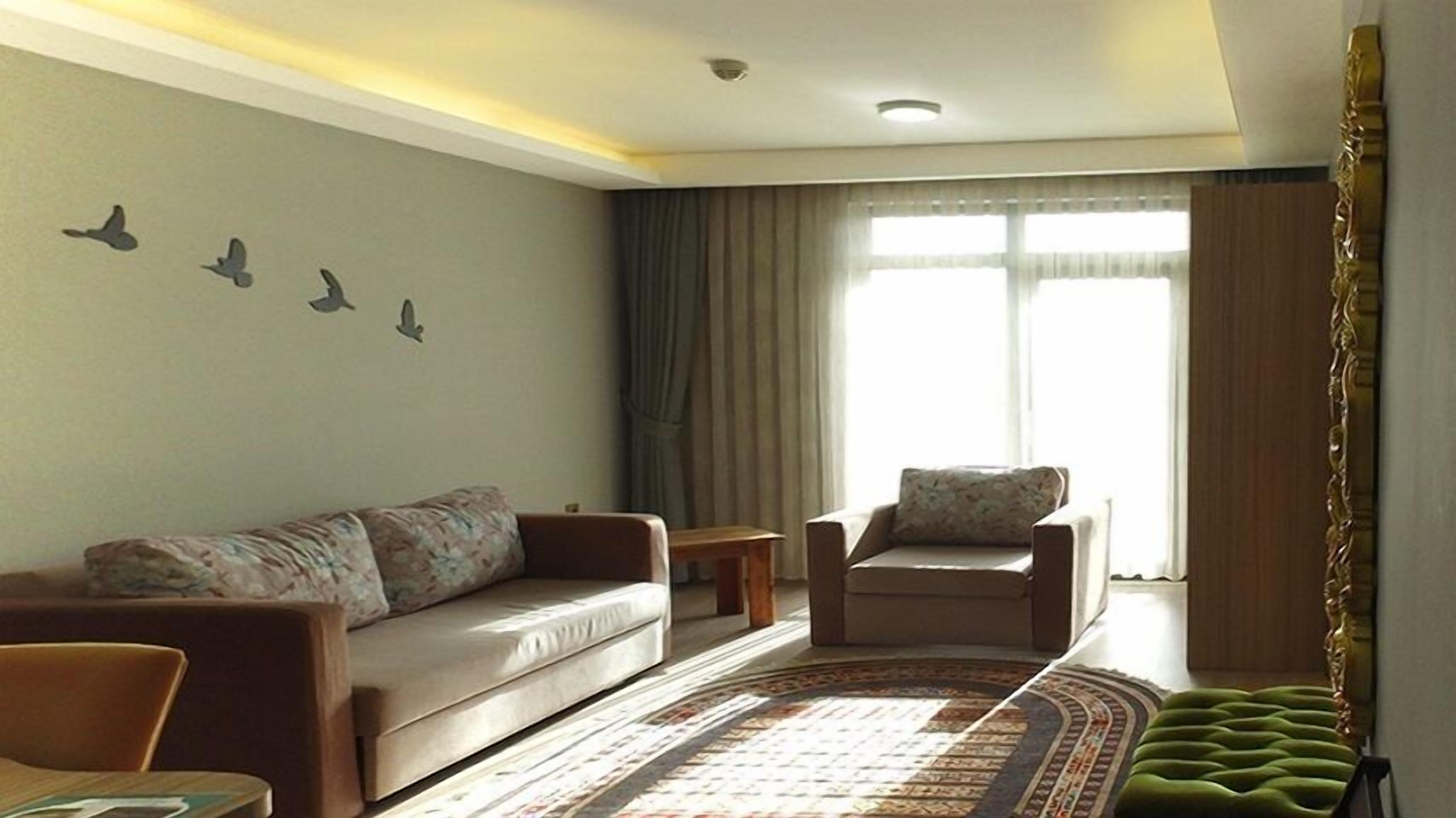 Minibar, in-room safe, desk, iron/ironing board