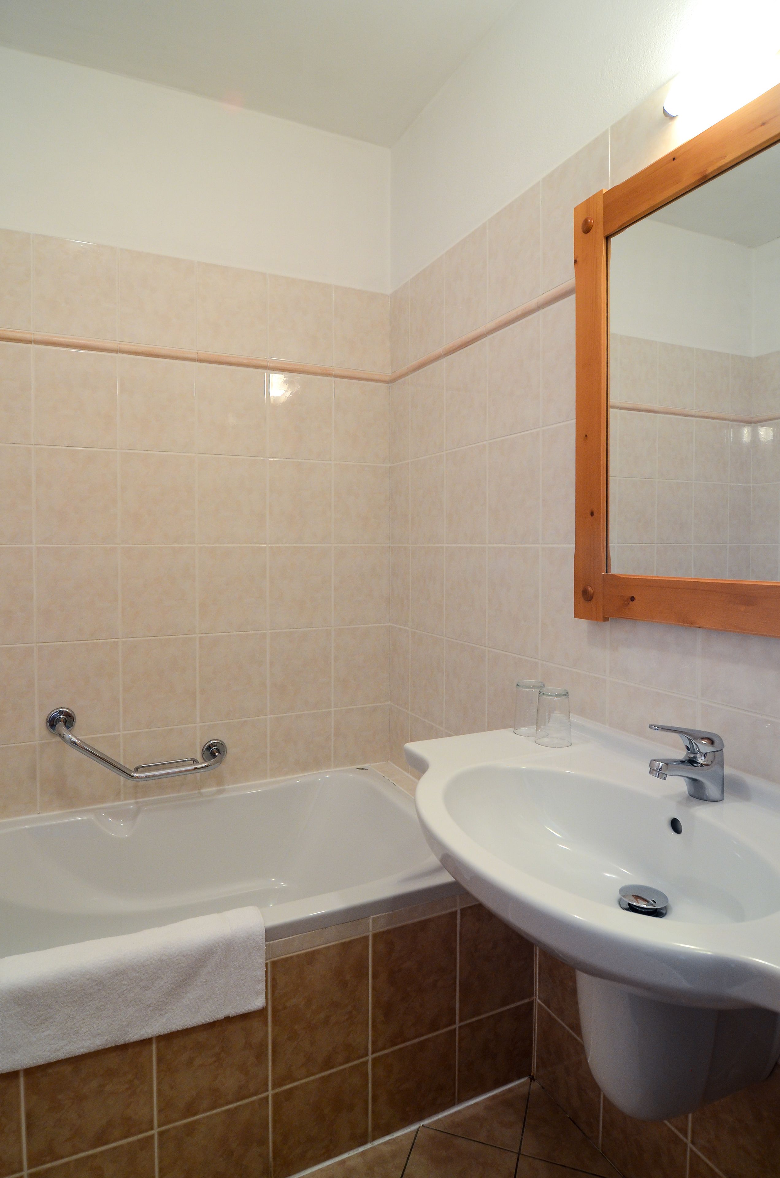 quadruple room | bathroom | free toiletries, hair dryer, towels
