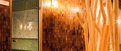 Espace de soins pour les couples, bain Ă remous, soins corporels
