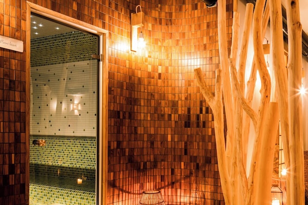 Couples treatment rooms, hot tub, body treatments, hydrotherapy