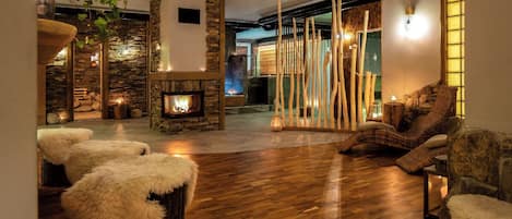 Espace de soins pour les couples, bain à remous, soins corporels