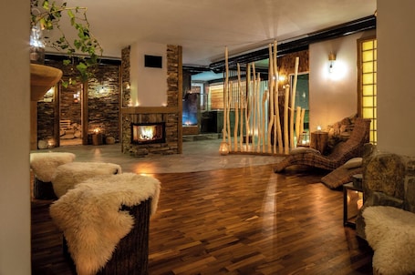 Couples treatment room(s), hot tub, body treatments, hydrotherapy. Wellness Hotel Gendorf