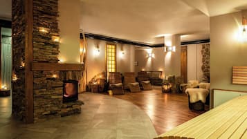 Ein gemütliches Interieur mit Kamin, Korbmöbeln und stimmungsvoller Beleuchtung.
