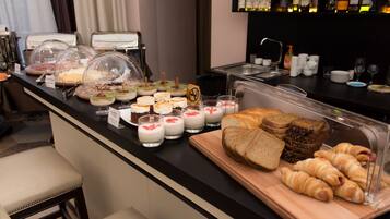 Daily buffet breakfast (RUB 550 per person)