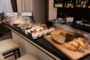 Daily buffet breakfast (RUB 550 per person) - Minin Hotel (Nizhny Novgorod)