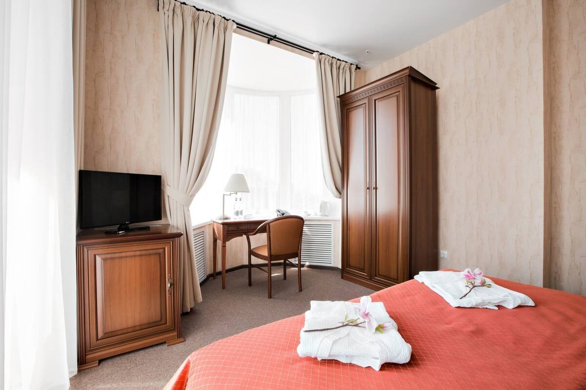 Kamar Double Standar | Minibar, brankas, meja kerja, dan kedap suara