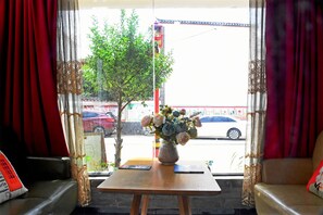 Reception hall - Shi Lin family folk inn (Kunming)