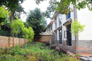 Garden - Shi Lin family folk inn (Kunming)