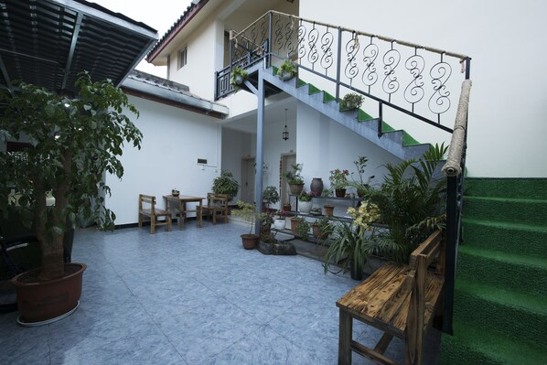 Property grounds - Shi Lin family folk inn (Kunming)