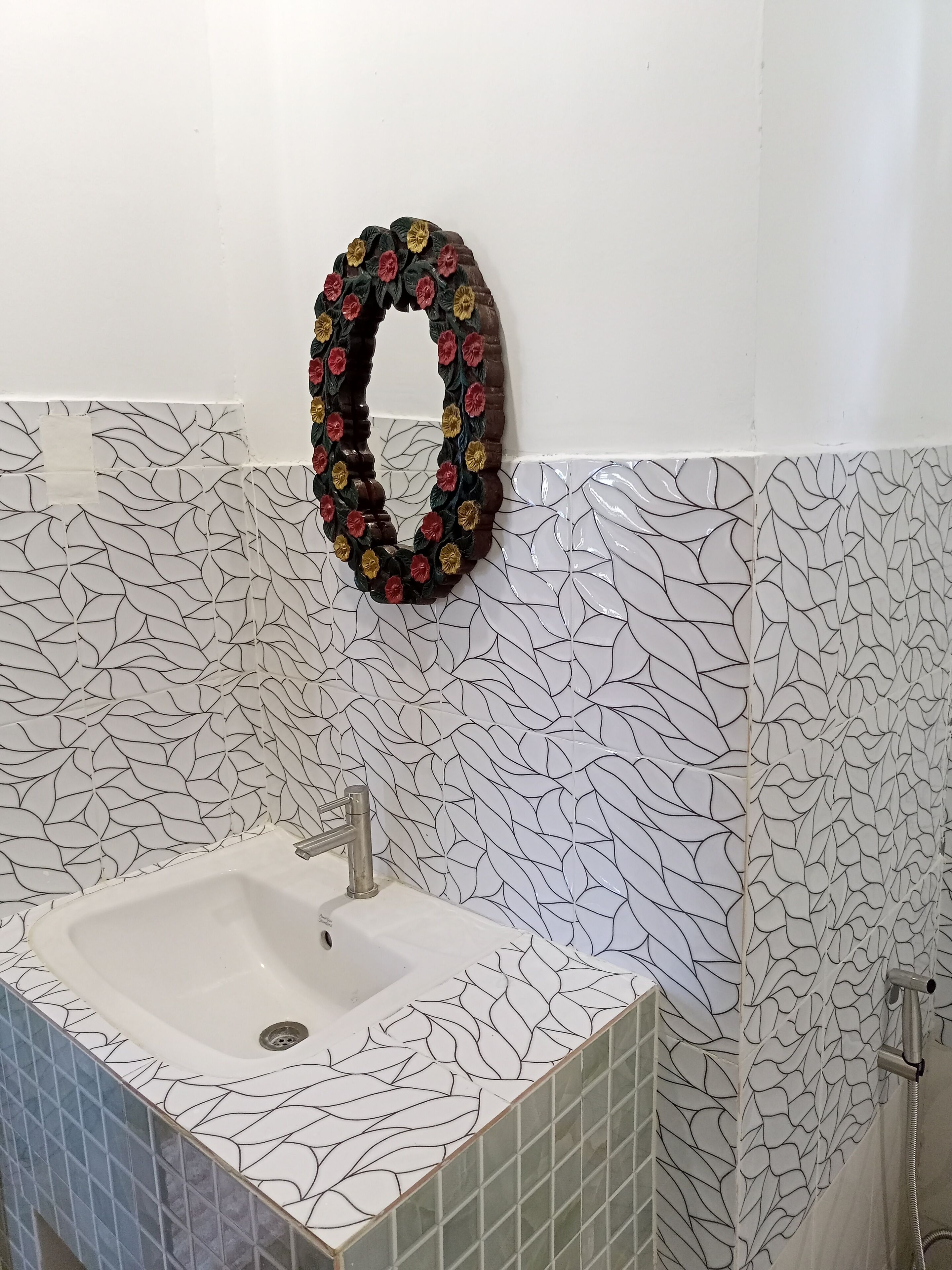 deluxe double room, 1 king bed, pool access, sea view | bathroom | shower, slippers, bidet, towels