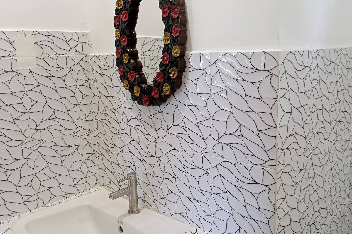 deluxe double room, 1 king bed, pool access, sea view | bathroom | shower, slippers, bidet, towels