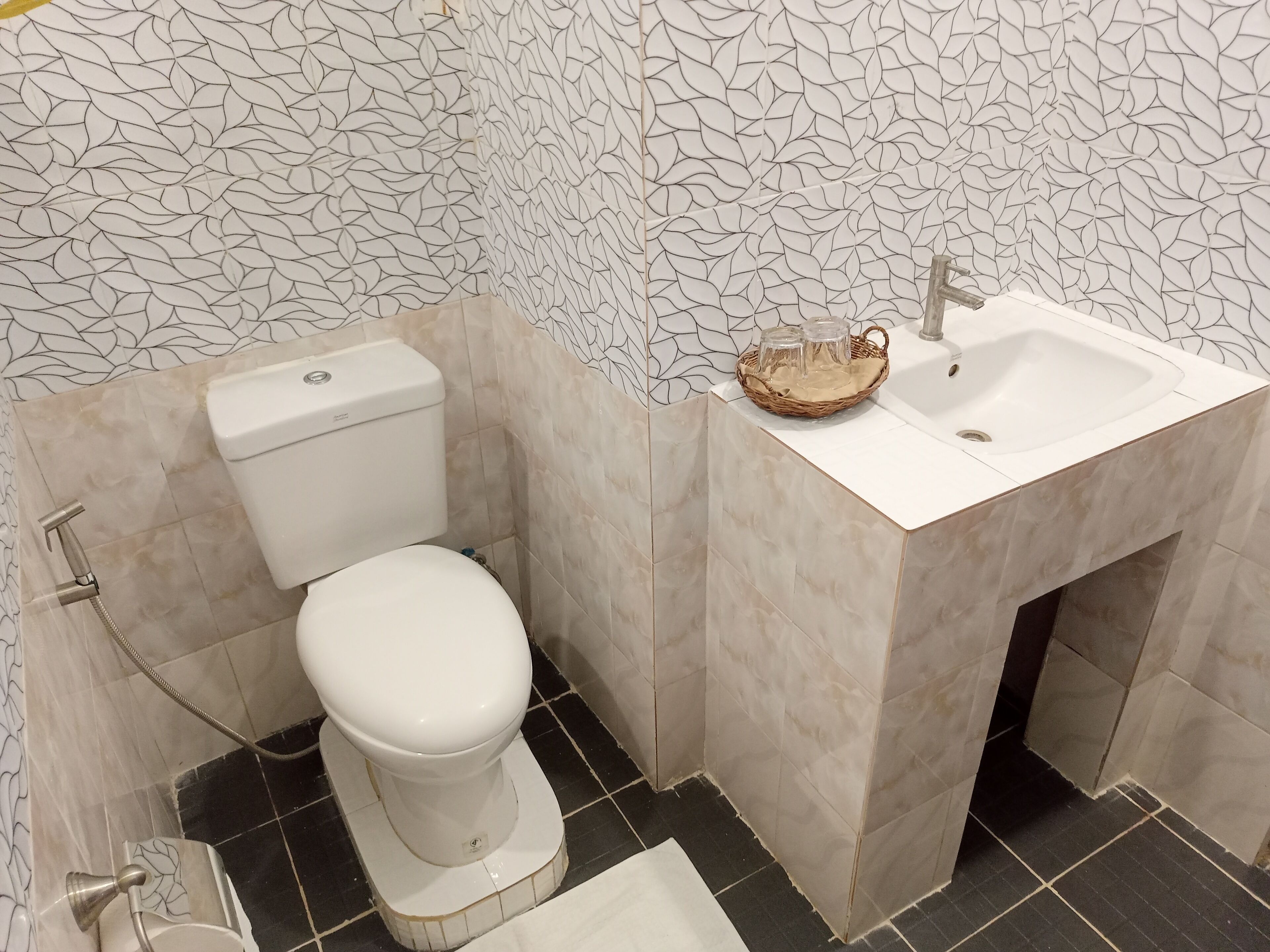 deluxe double room, 1 king bed, pool access, sea view | bathroom | shower, slippers, bidet, towels