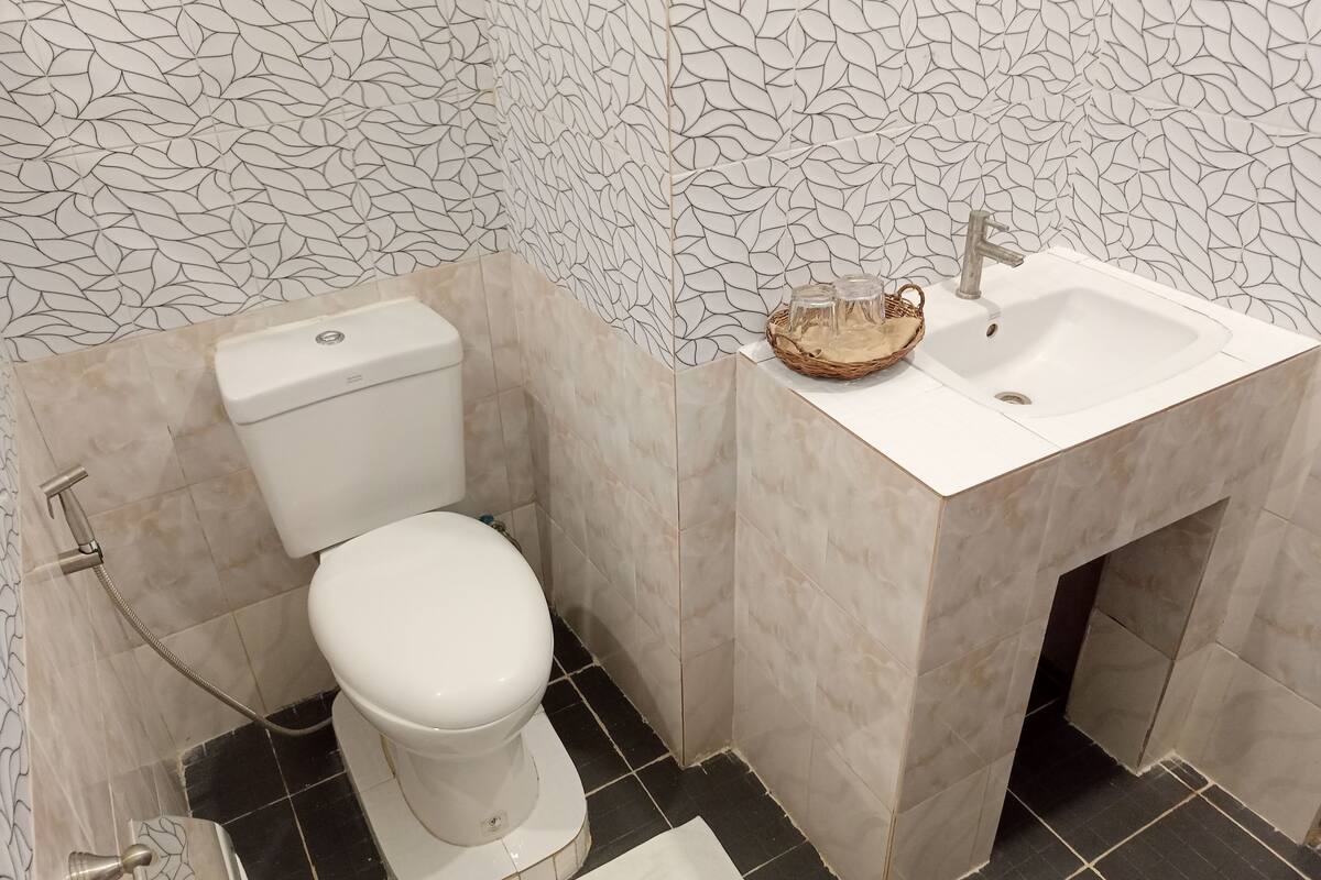 deluxe double room, 1 king bed, pool access, sea view | bathroom | shower, slippers, bidet, towels