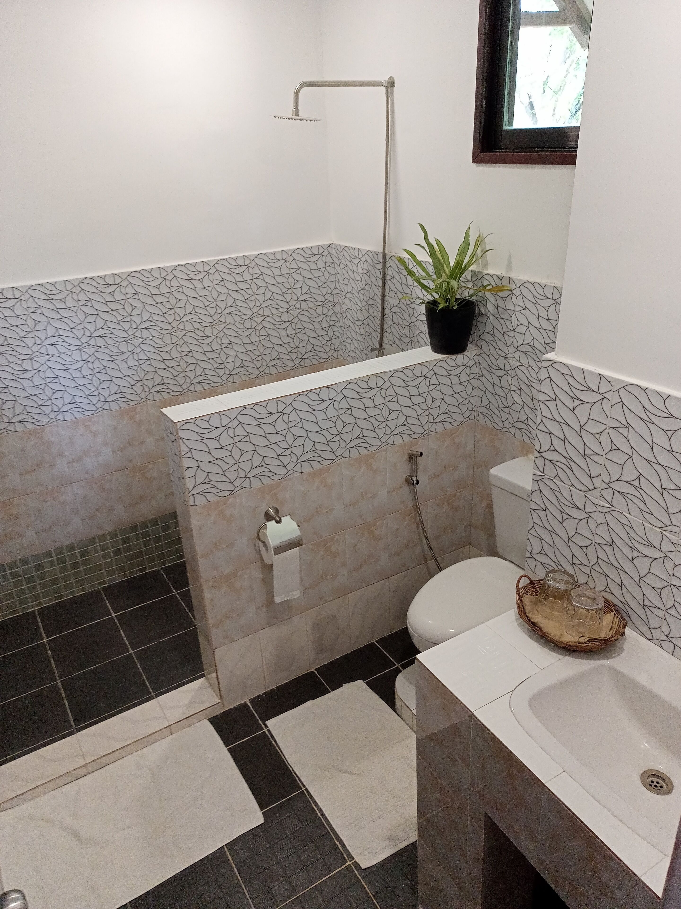 deluxe double room, 1 king bed, pool access, sea view | bathroom | shower, slippers, bidet, towels