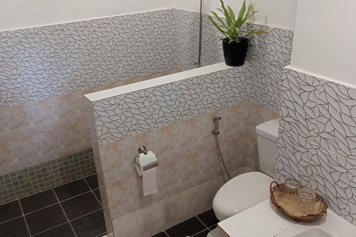 deluxe double room, 1 king bed, pool access, sea view | bathroom | shower, slippers, bidet, towels