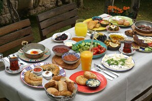 Petit-déjeuner complet compris tous les jours