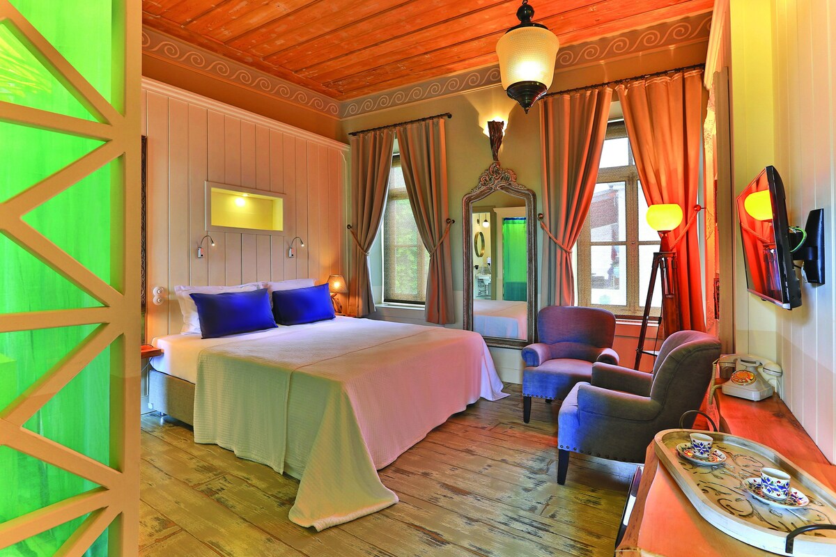 Deluxe Double Room | Minibar, in-room safe, desk, free cots/infant beds