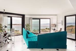 Deluxe-sviitti | Minibaari, tallelokero huoneessa, työpöytä, äänieristys