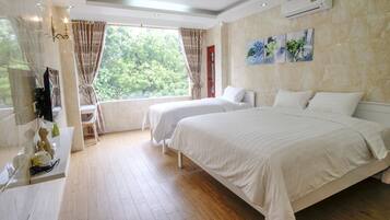 Häämatkahuone, kaupunkinäköala | Tallelokero huoneessa, työpöytä, ilmainen Wi-Fi, vuodevaatteet